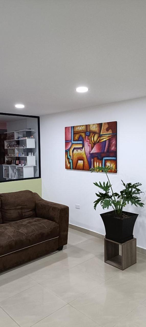 Julius Hostal, Desde Las 14 Horas Hasta 12 Del Mediodia 基多 外观 照片