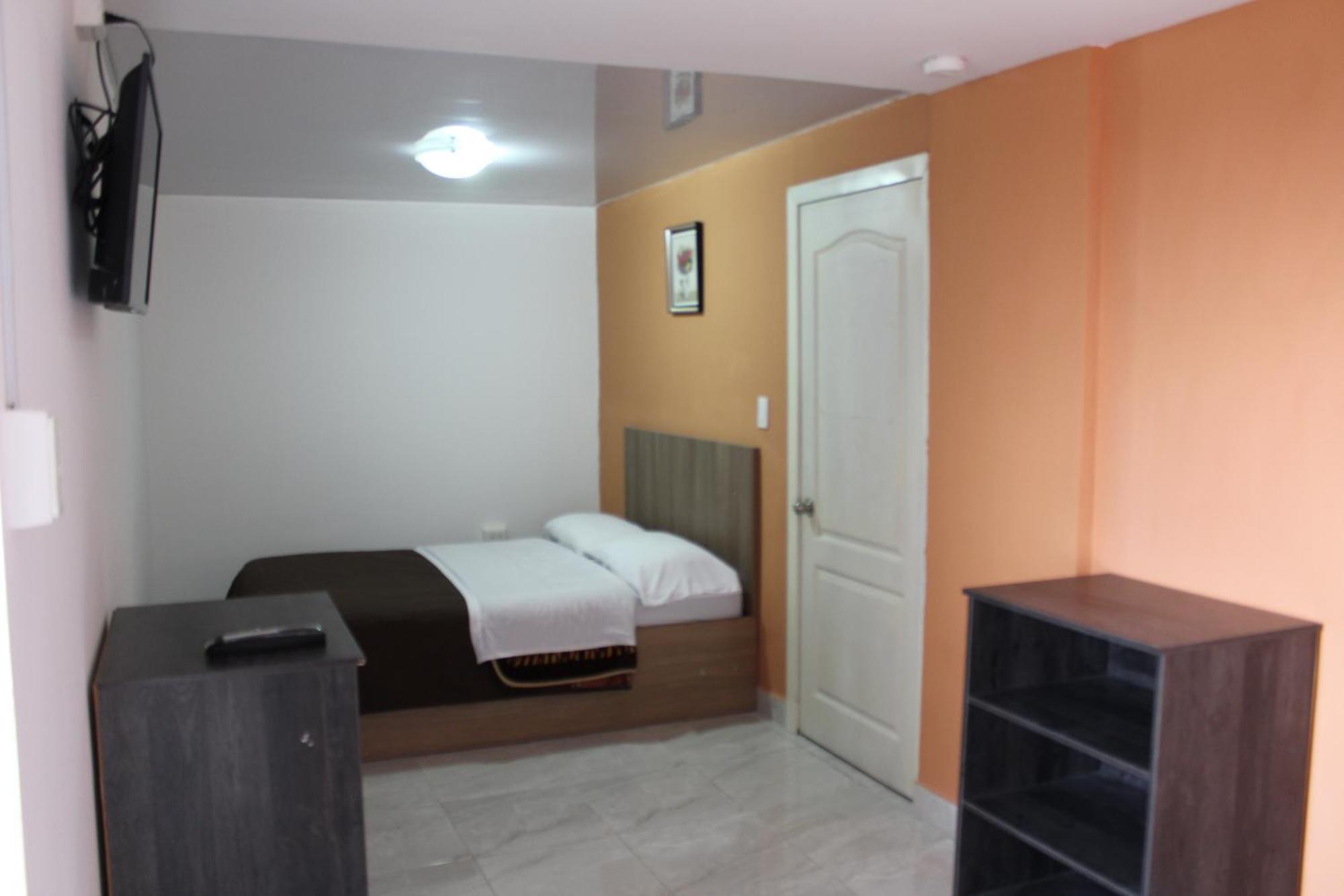 Julius Hostal, Desde Las 14 Horas Hasta 12 Del Mediodia 基多 外观 照片